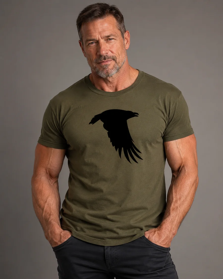 Hombre con camiseta verde Munin y Hugin con cuervo negro