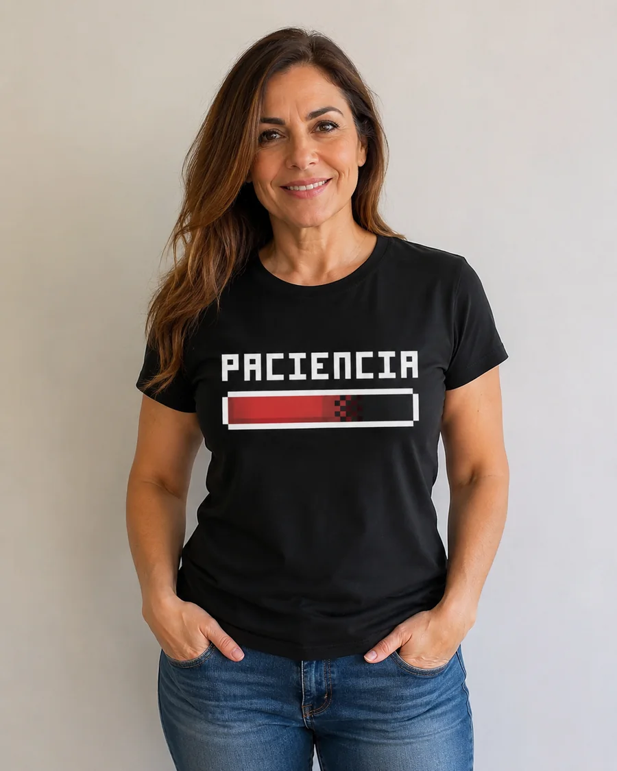 Mujer con camiseta negra Paciencia con barra de carga