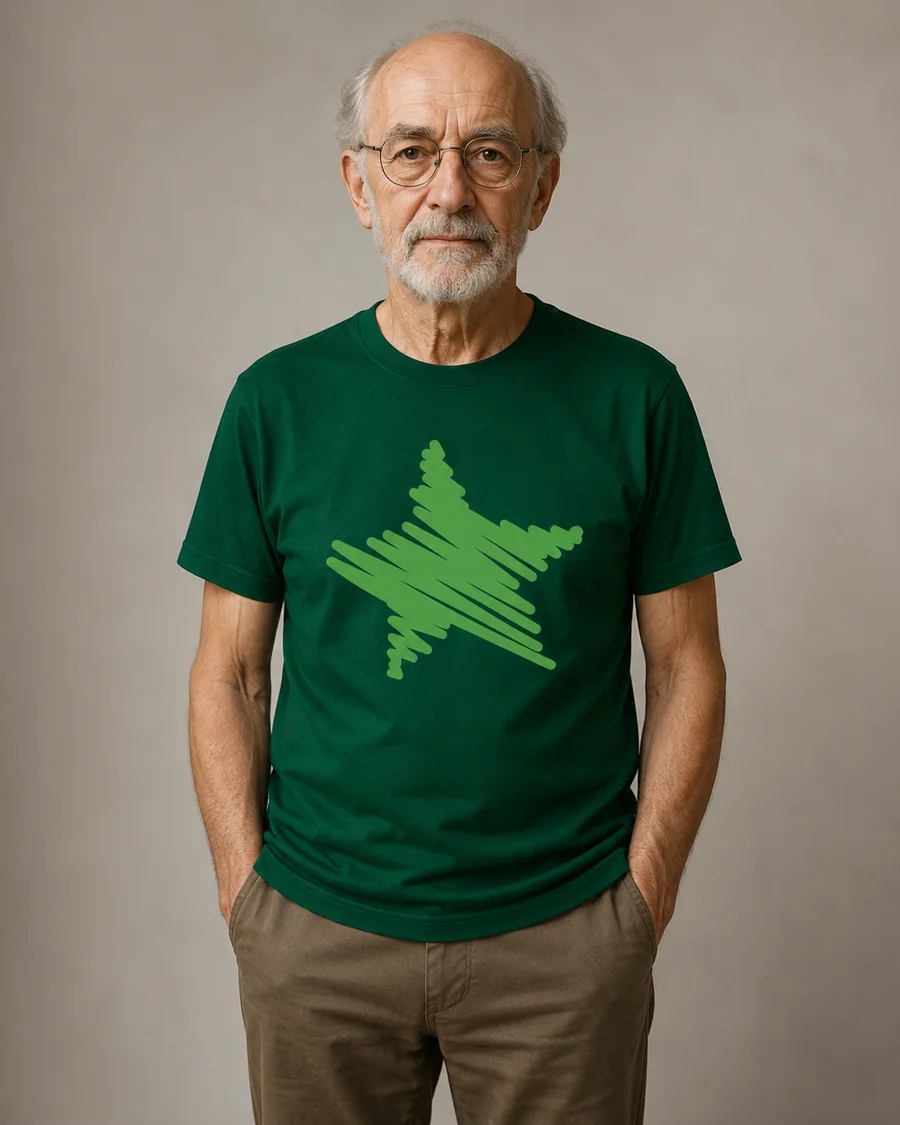 Hombre con camiseta verde oscuro con estrella verde a trazos